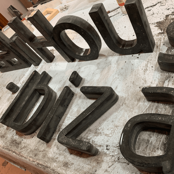 Rotulación Letras cemento sobre base - Camaleon-art - concrete shop art