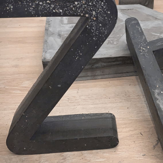 Rotulación Letras cemento sobre base - Camaleon-art - concrete shop art