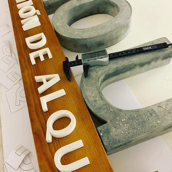 Rotulación Letras cemento sobre base - Camaleon-art - concrete shop art