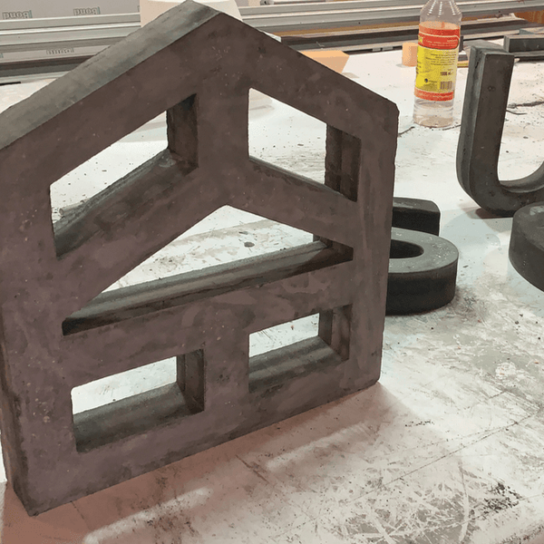 Rotulación Letras cemento sobre base - Camaleon-art - concrete shop art