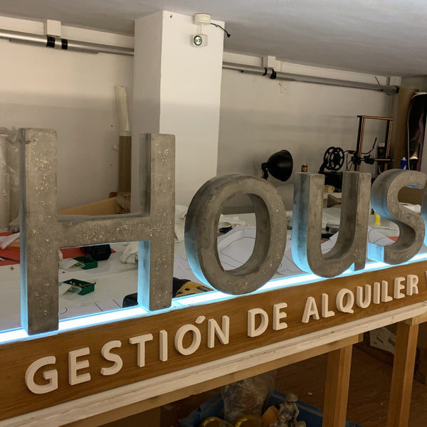 Rotulación Letras cemento sobre base - Camaleon-art - concrete shop art